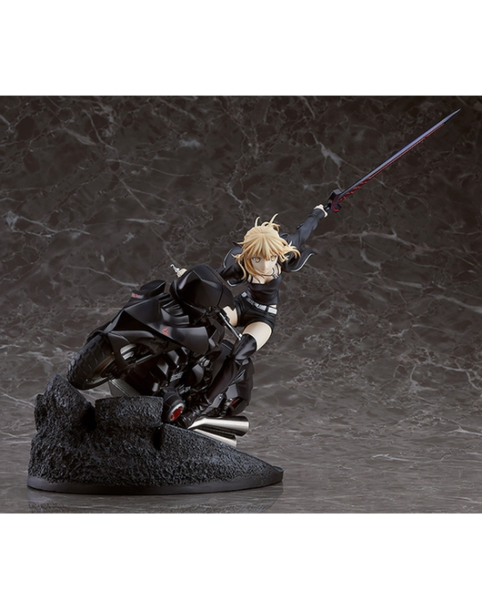 黒いバイクを乗り回す美女…『FGO』セイバーオルタの躍動感あふれる