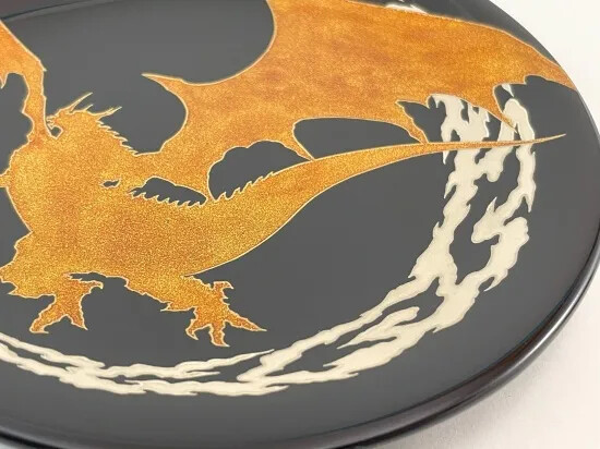 FF14』輪島塗デザインプレートが再販─金色に輝く「バハムート」と、光
