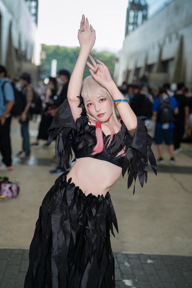 コスプレ】漆黒の翼を纏った「ギルティクラウン」いのりの艶やかさに