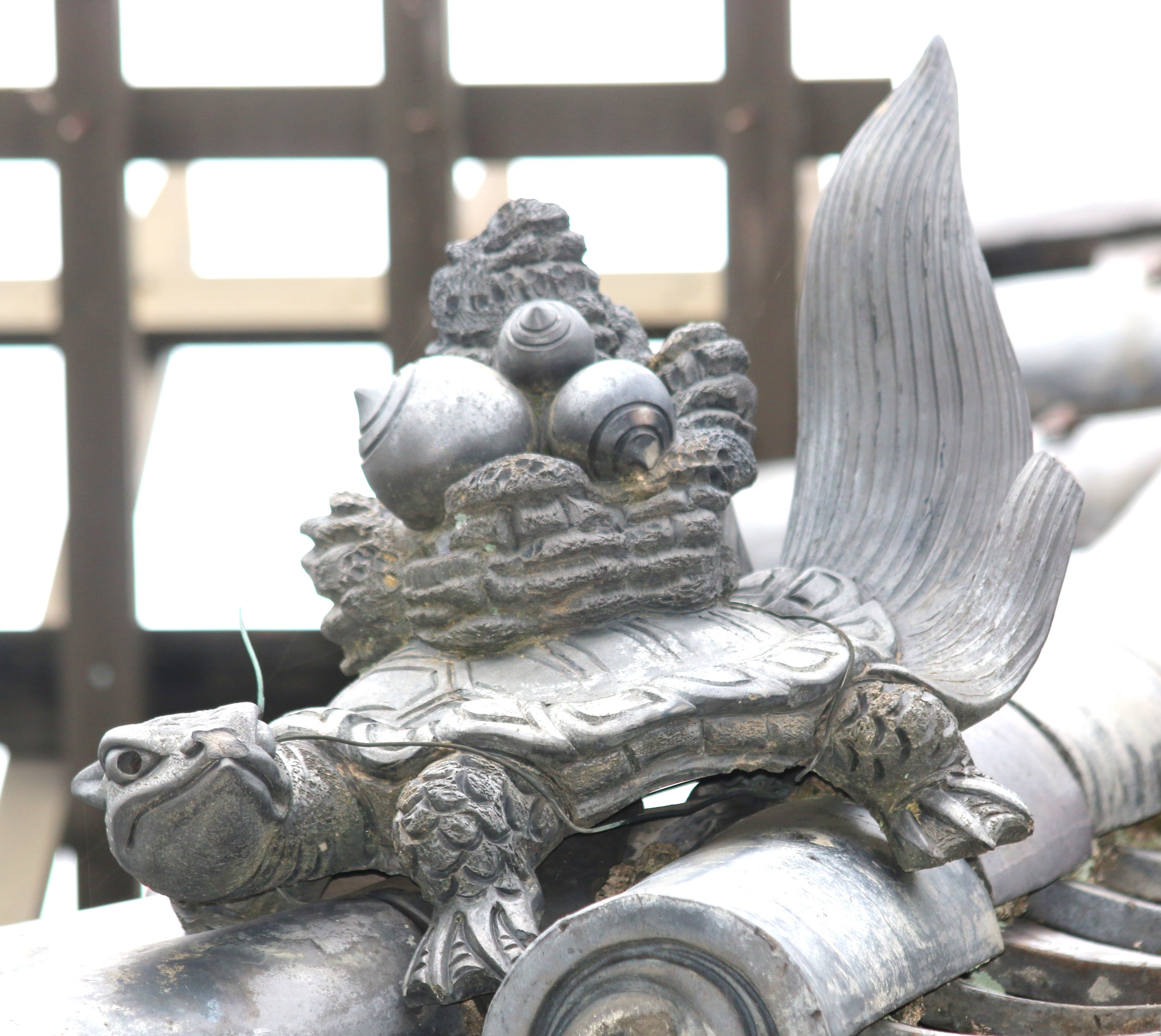 縁起物の蓑亀（みのかめ）です。瓦屋根では全国でよく見かけます