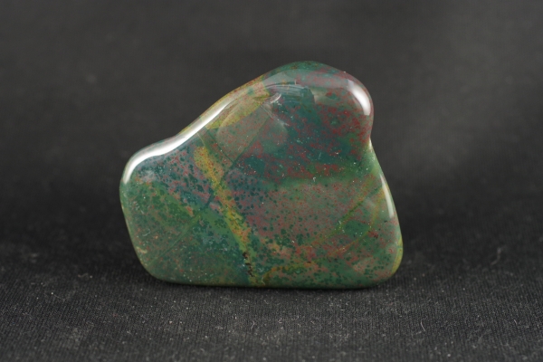 糸魚川産翡翠 特大勾玉 国産翡翠の勾玉販売 天然石・国産原石の専門店