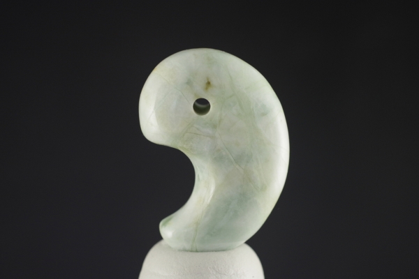 糸魚川翡翠 勾玉 国産翡翠の勾玉販売 天然石・国産原石の専門店｜名取