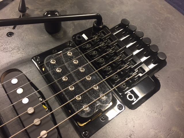 フロイドローズ等の「ロック式トレモロ搭載エレキギター」、初心者の方