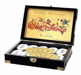 ミッキーマウス」と「ウォルト・ディズニー」デザインの純金小判: J