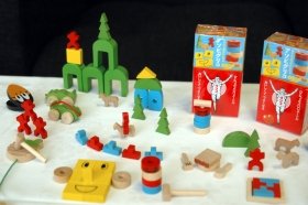 生まれ変わったグリコ「おもちゃ」 プラスチック製から木を使用: J