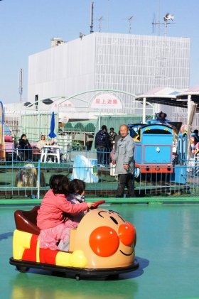 デパートの「屋上遊園地」は消えるのか レトロな「昭和の記憶」に癒さ