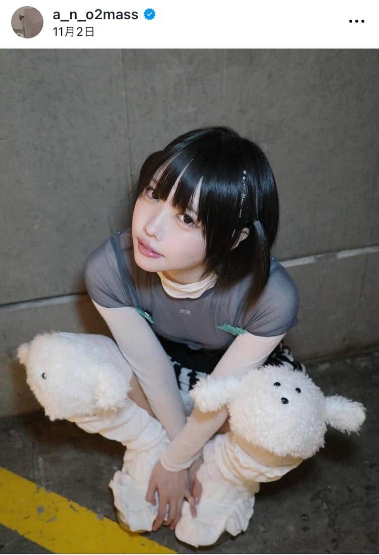 あのちゃん、膝上ミニスカ×ブーツのコーデで夜の街角に 「武藤敬司