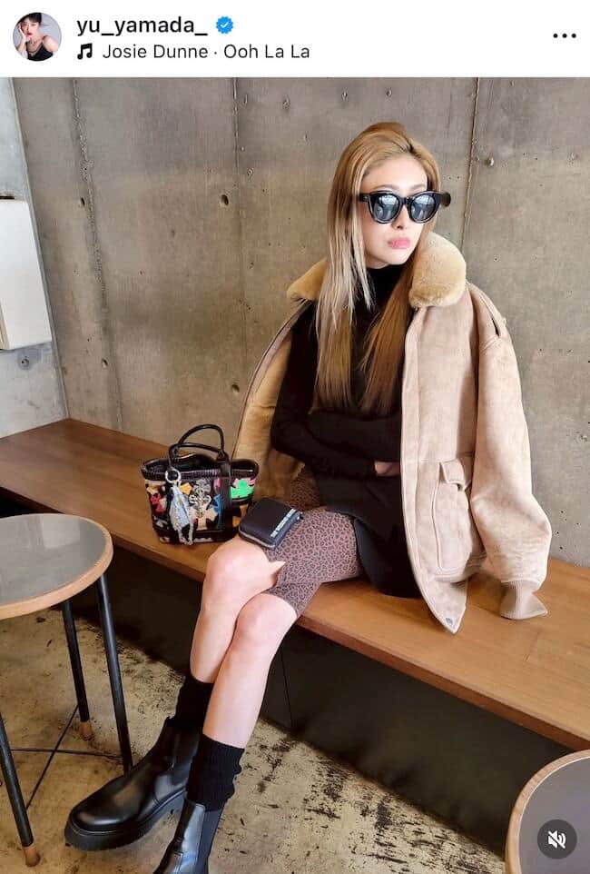 山田優、異次元の脚の長さミニ丈×スニーカーのコーデで新年あいさつ