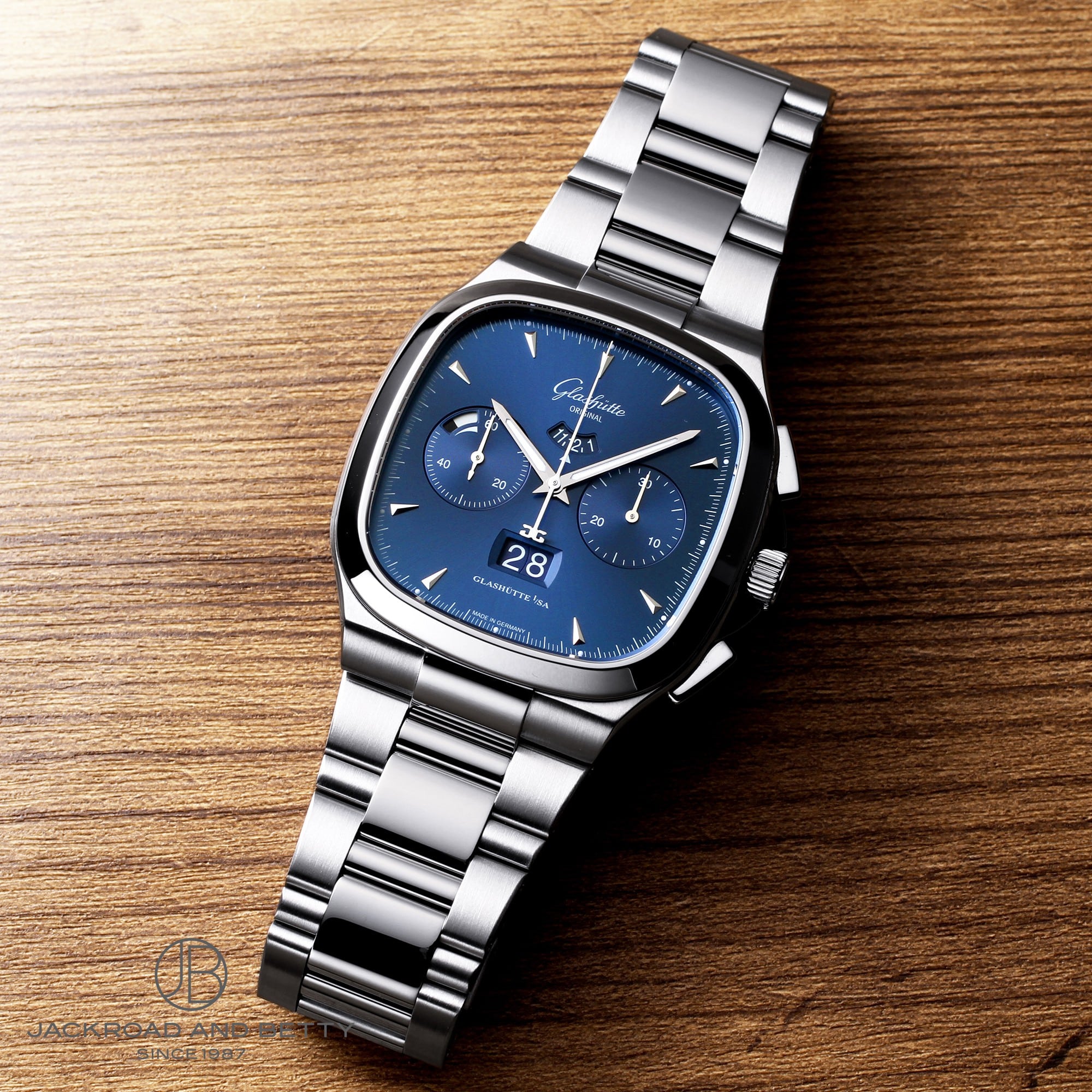 セブンティーズ クロノグラフ パノラマデイト[1-37-02-03-02-70