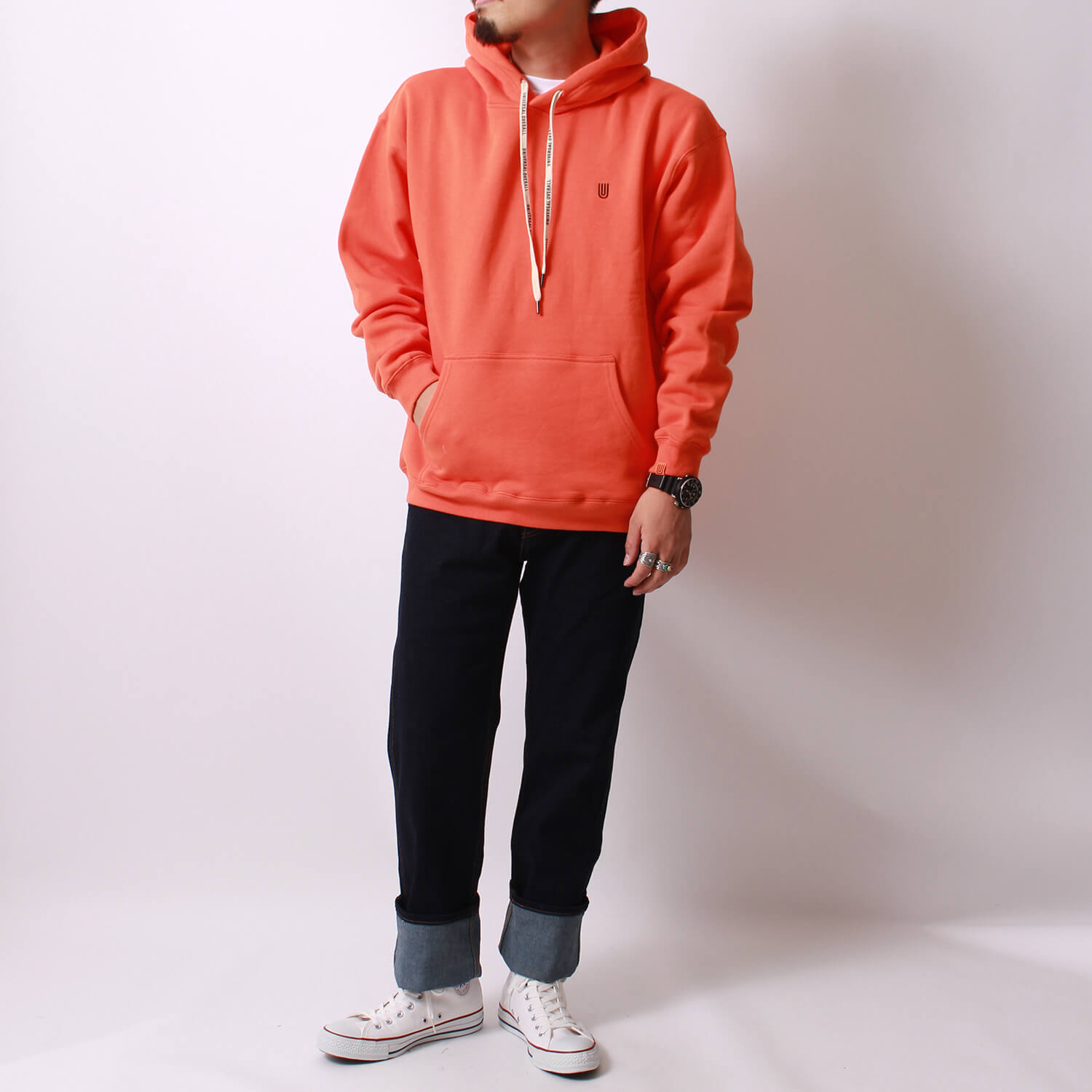 ここでしか手に入らないユニバーサルオーバーオール｜ロゴ・柄使いで秋