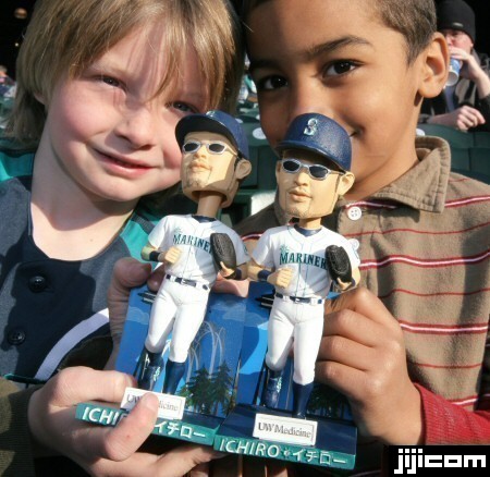 ◎イチロー人形 プレゼントされたマリナー…：MLB2008―大リーグ