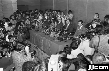 多数の報道陣に囲まれる中、現役引退の…：ON・プロ野球黄金期 王貞治