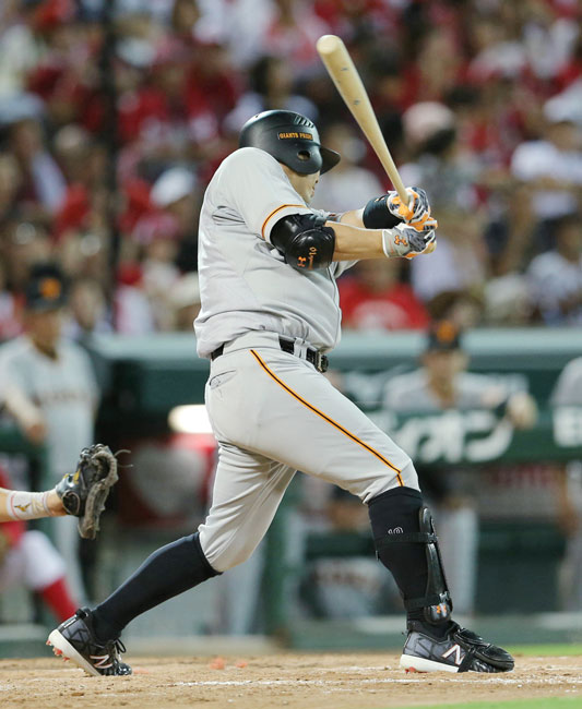 広島戦の5回、逆転の3点二塁打を…：頼れる「慎ちゃん」 阿部慎之助