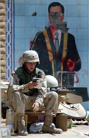 イラク戦争 破壊されたサダム・フセインの肖…：湾岸戦争とイラク戦争