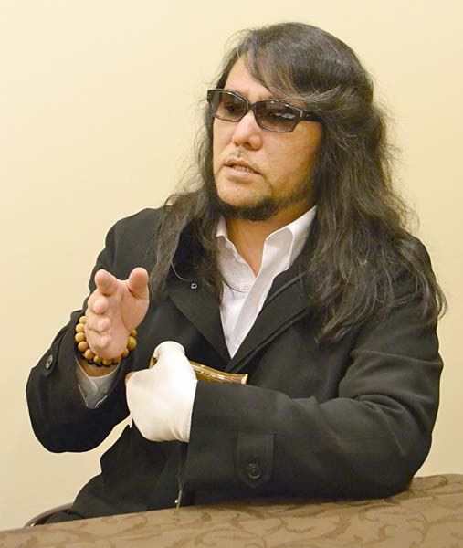 両耳が聞こえない作曲家として知られ、CDがクラシ…：佐村河内守さん