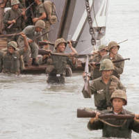 1965年3月、上陸用舟艇からベトナムの海岸…：世界の小銃・機関銃