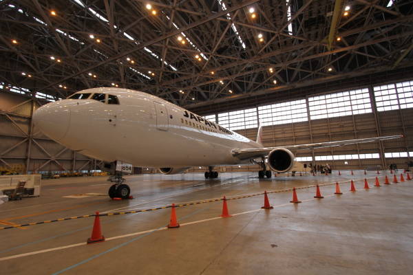 新ロゴ塗装初号機 日本航空は2…：日本航空「鶴丸」お披露目フライト