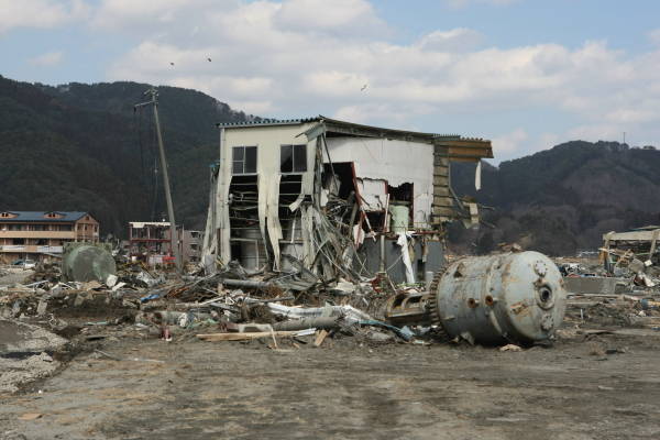 津波の被害を受けた岩手ケミカル東北工場（…：東日本大震災 産業被害