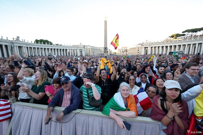 画像・写真：サンピエトロ広場に集まった信者ら：時事ドットコム