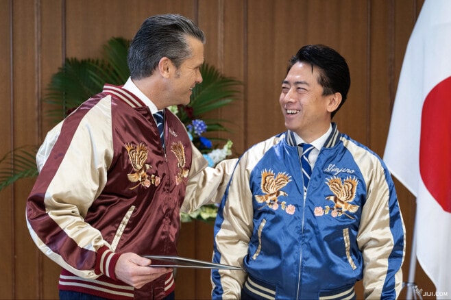 画像・写真：小泉氏、ヘグセス氏にスカジャン：時事ドットコム