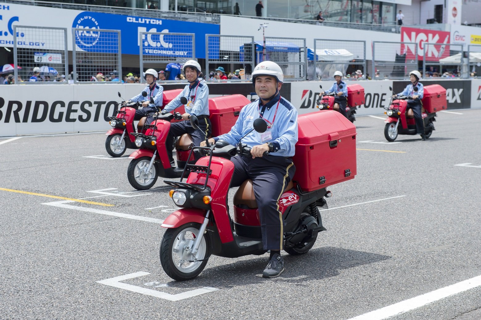 社員の気持ちを一つに！郵便車両走行会in鈴鹿8時間耐久ロードレース