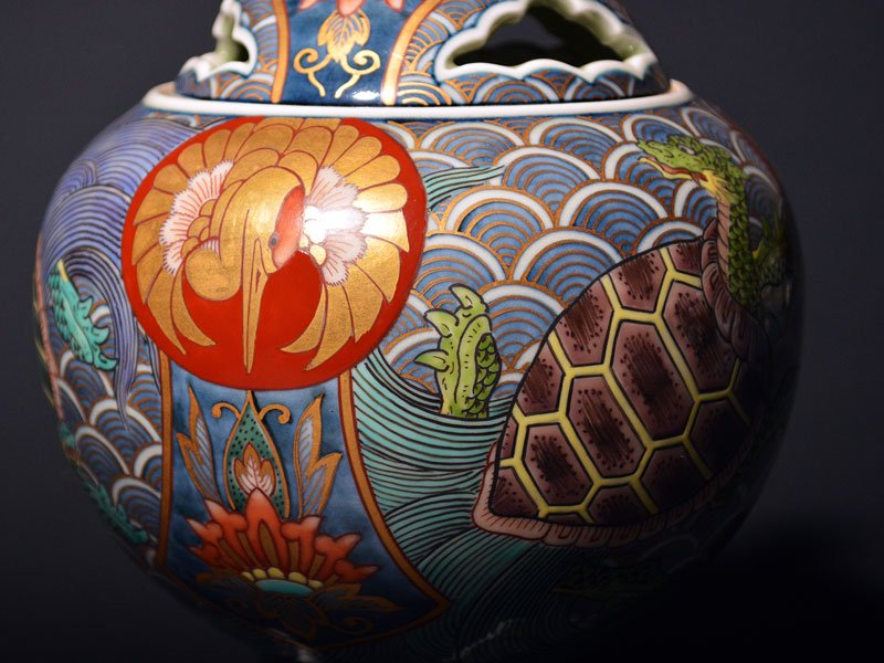 献上手古伊万里焼】大香炉 染錦本金吉祥鶴亀図