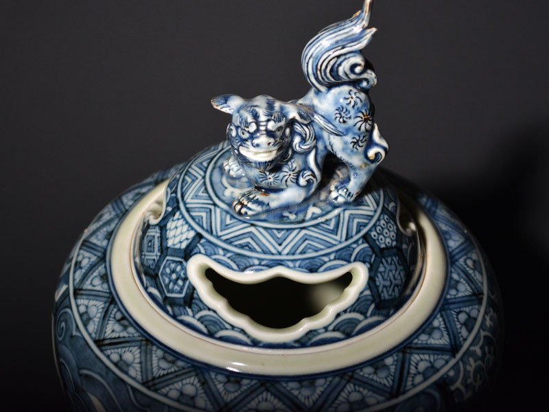 献上手古伊万里焼】大香炉 染付破邪獅子龍