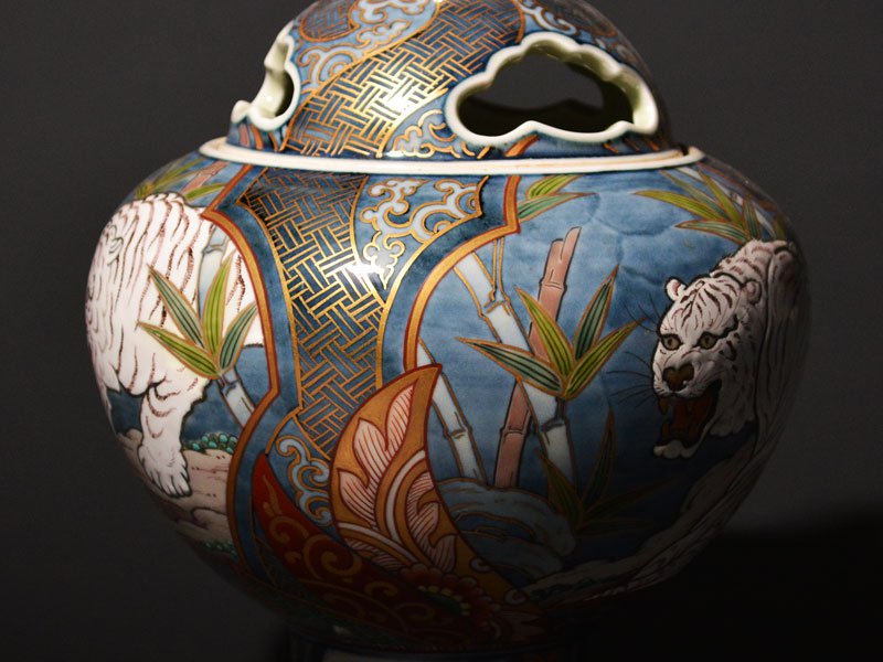 献上手古伊万里焼】大香炉 染錦本金白虎図