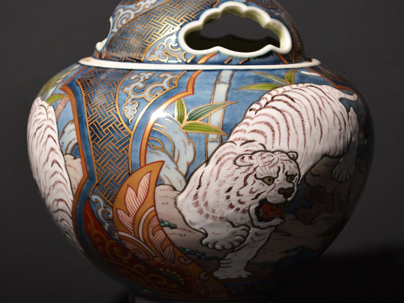 献上手古伊万里焼】大香炉 染錦本金白虎図