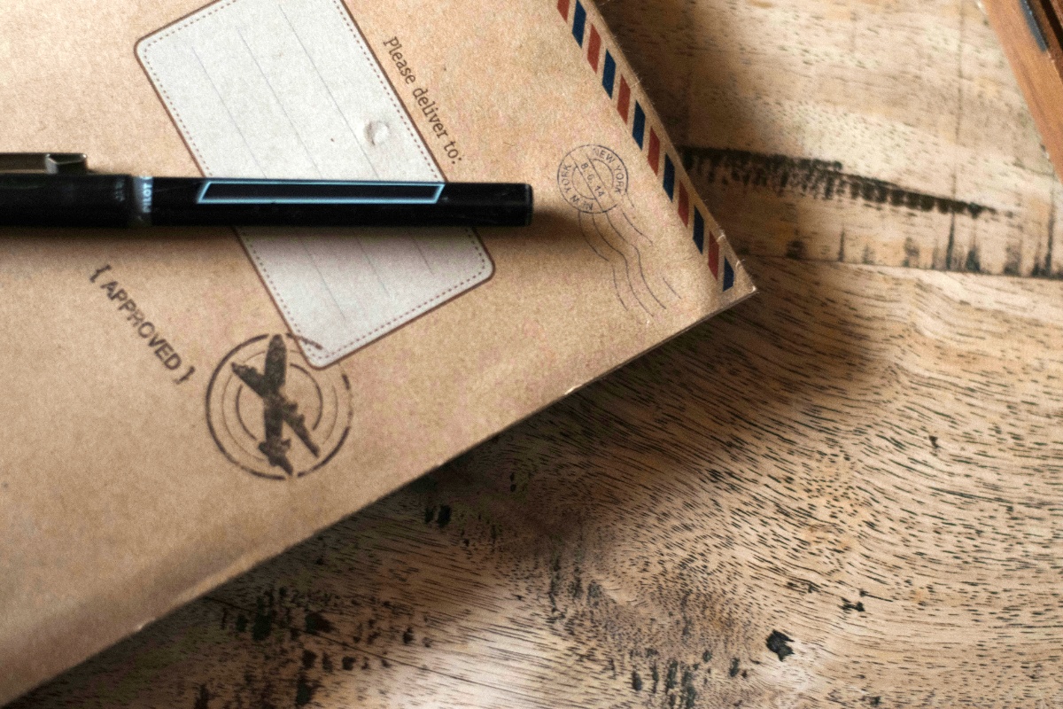 2026年最新】日本からアメリカへ荷物を送る方法｜100ドル規制と最適