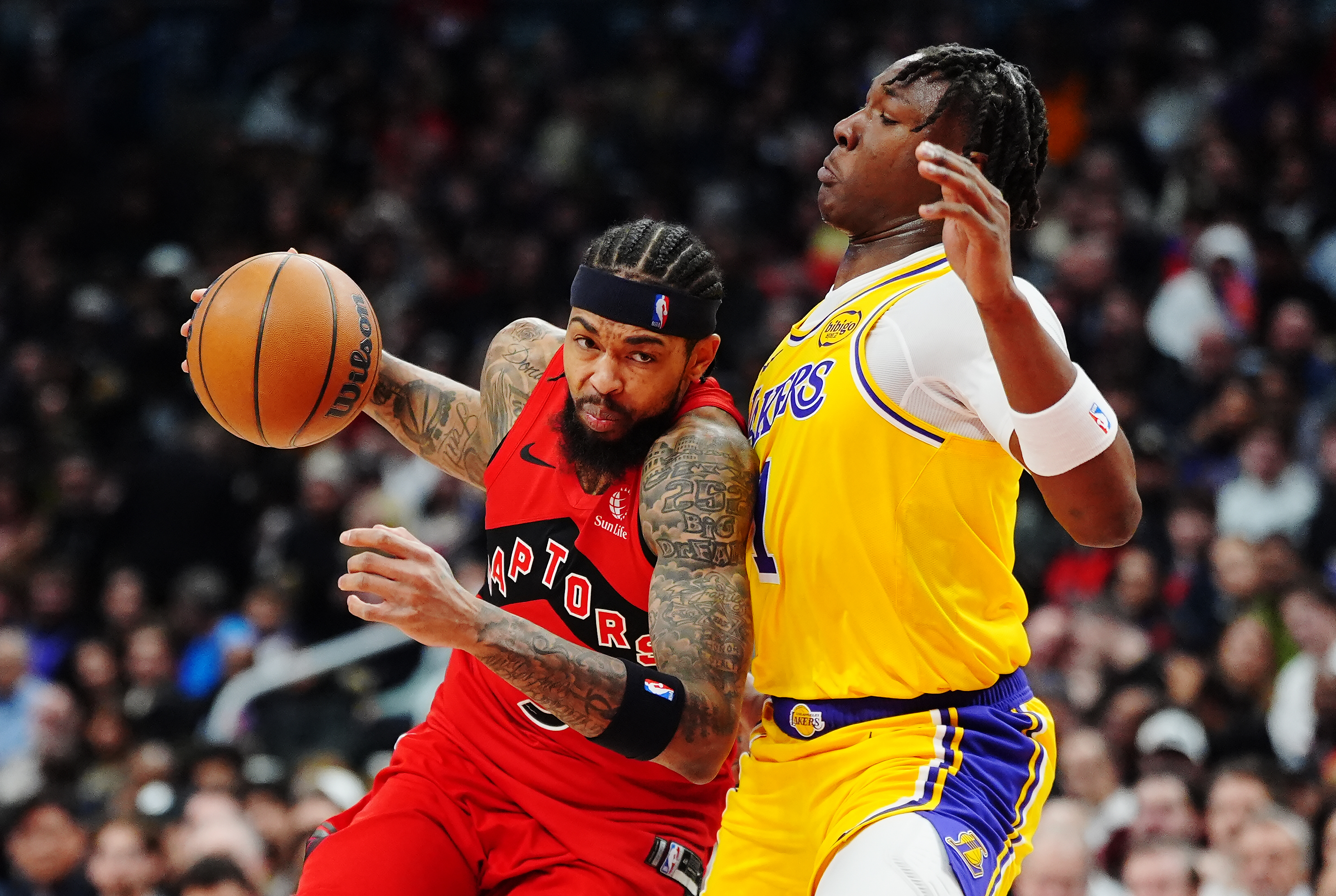 LeBron James' double-digit scoring streak ends, but Lakers beat