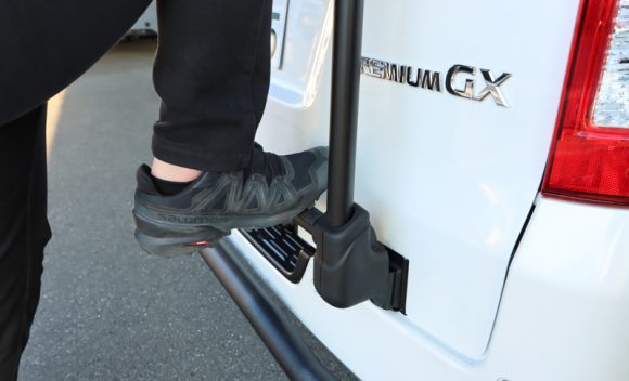 キャラバンに、高品質なアルミボディ「JAOS リヤラダー AL」を取付け