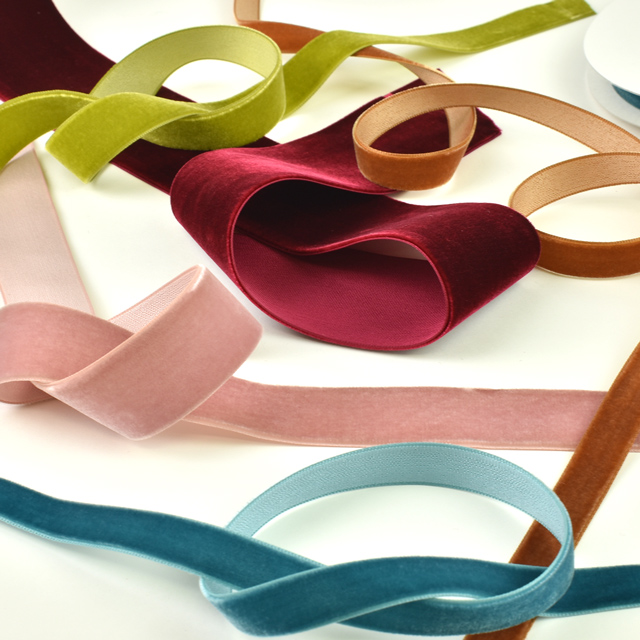 エリート片面ベルベットリボン（205） 4mm 1.ホワイト オカダヤ