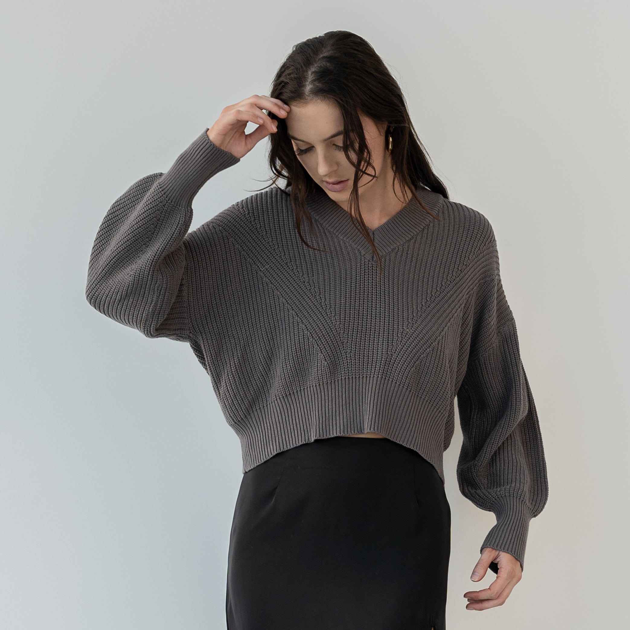 Heavy V-Neck Cropped Sweater In Cotton in Charcoal | OKAKIE