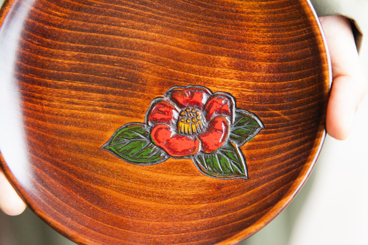 用の美」を湛えた手彫りの『烏城彫』は、使うほどにツヤが増し味わいが