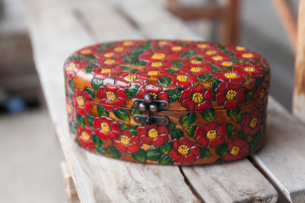 用の美」を湛えた手彫りの『烏城彫』は、使うほどにツヤが増し味わいが