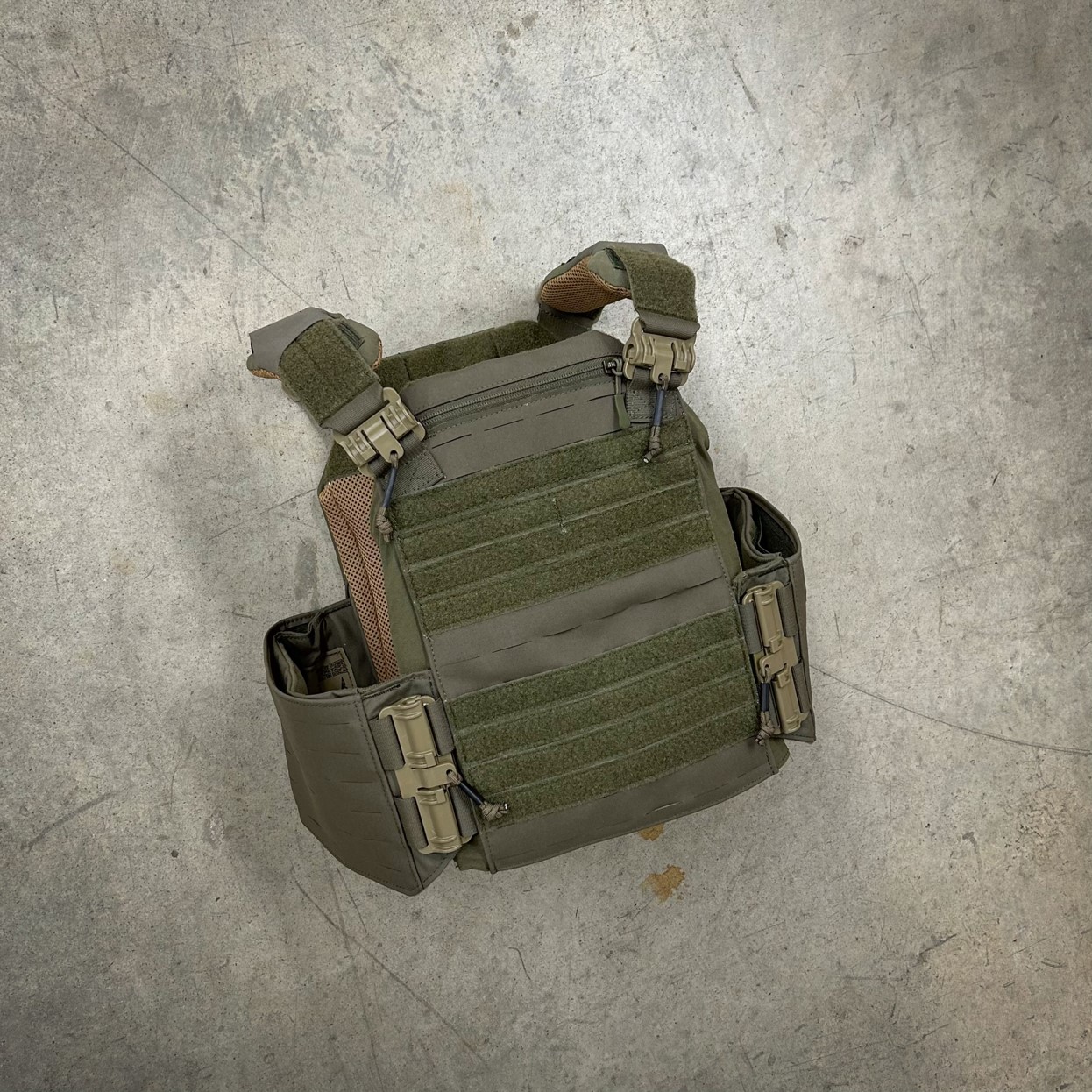 First Spear Strandhogg V3 SAPI Cut Plate Carrier - Operationally