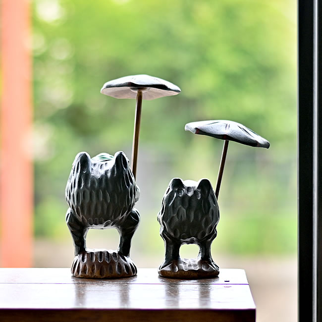 木彫りの傘さしカエル | ゼネラルストア オルネ