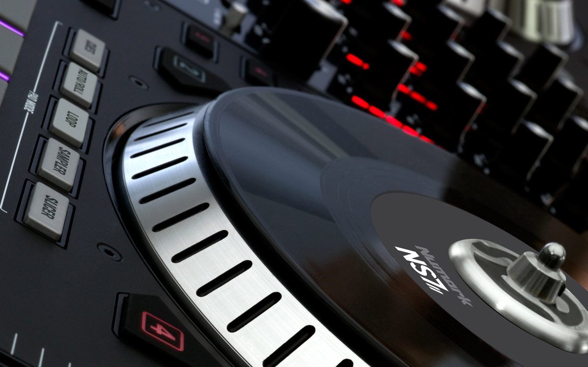 Numarkの最強PCDJコントローラーNS7 IIの紹介ページ。