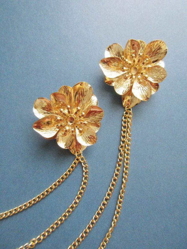 再入荷】未使用*キラリデザインのお花チェーンブローチ（ゴールド