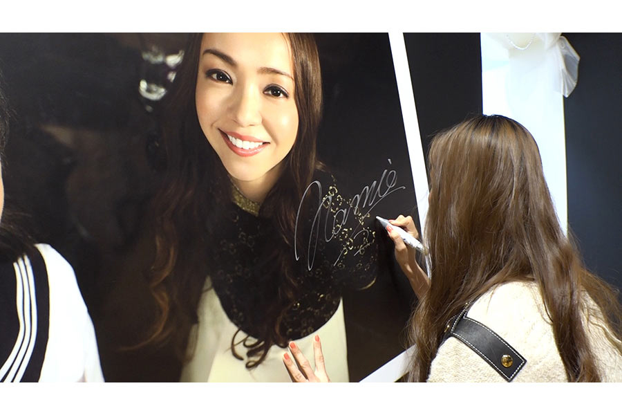 安室奈美恵、自身の展覧会をお忍び訪問 | Lmaga.jp