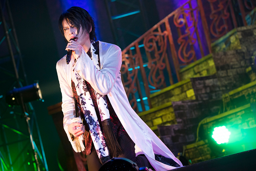 妖艶な30年モノ・バクチクがライブ放送 | Lmaga.jp