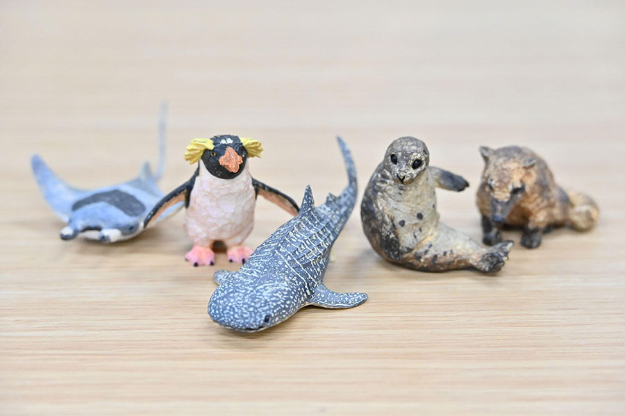 海遊館の新グッズ、リアルで愛らしい「木彫りフィギュア」誕生 | Lmaga.jp