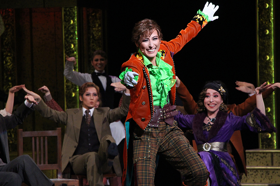 宙組デビュー水美舞斗、最高の笑顔 『RED STONE』大阪で開幕