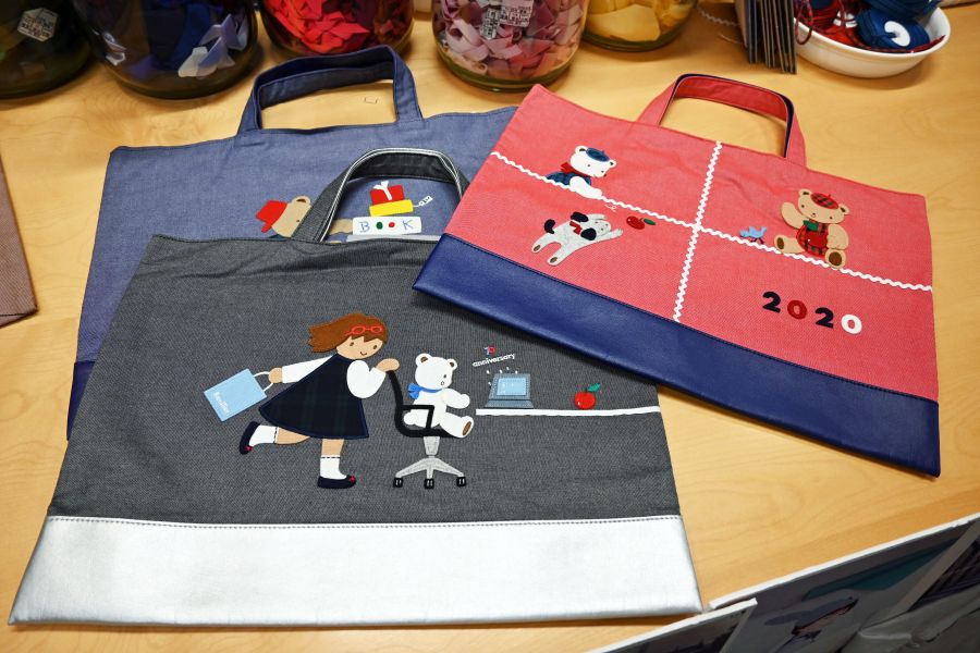 ファミリア75周年、定番人気「デニムバッグ」小学生と共作・販売へ