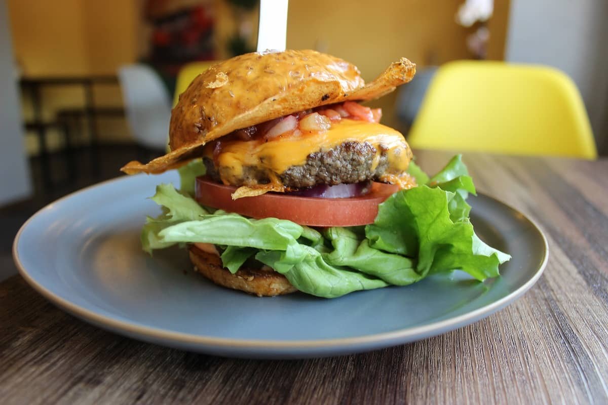 大口あけてガブリ！島大前『jands burgers cafe』で本格ハンバーガー