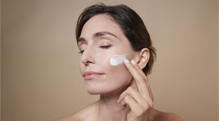 Moisturizing with a Cream - Valmont