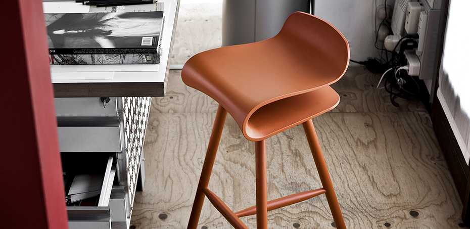 BCNデザインバースツール by Kristalia、デザイン Harry&Camila