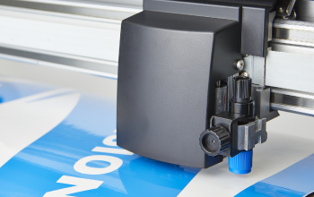 ラベルやプリントカットに最適な小型プロッターCE7000-60