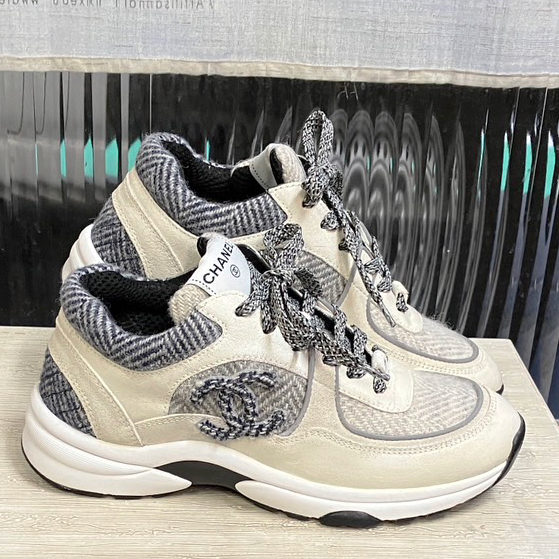 ホカオネオネ］CLIFTON 8 ホワイトスニーカーのクリーニング